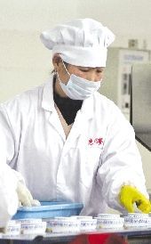 工人正在对餐具进行消毒 工人正在对餐具进行消毒